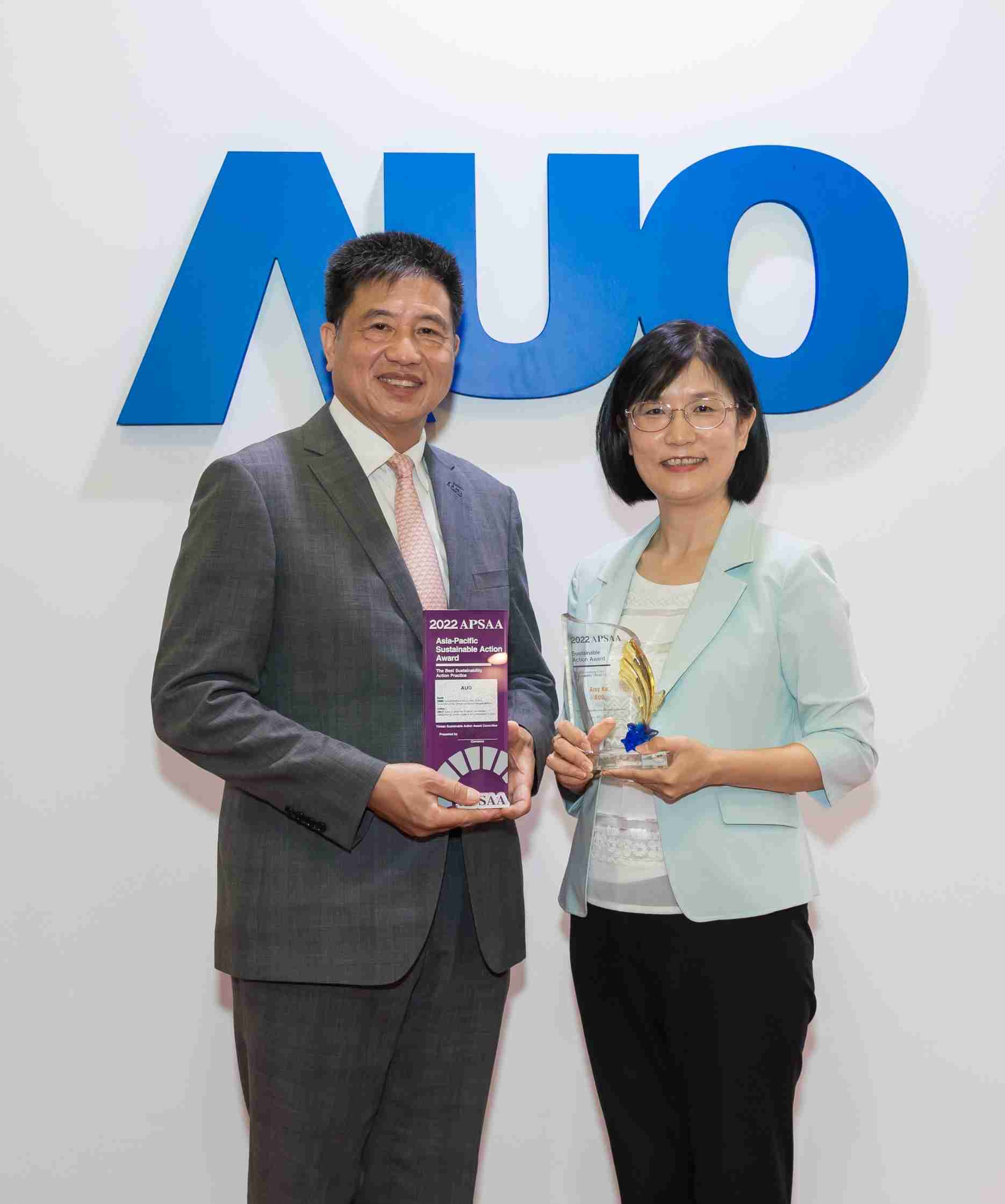 人生就是博长期垫筑永续远景的基石，，，，透过ESG暨气候委员会逐步实践永续策略蓝图。。其中，，，，人生就是博光电永续长古秀华带领团队、、、、制定中长期目标，，，缔造多面向亮眼表现，，获得「顶尖永续长奖」的个人奖殊荣（左：人生就是博光电董事长暨执行长彭双浪，，右：人生就是博光电永续长古秀华）