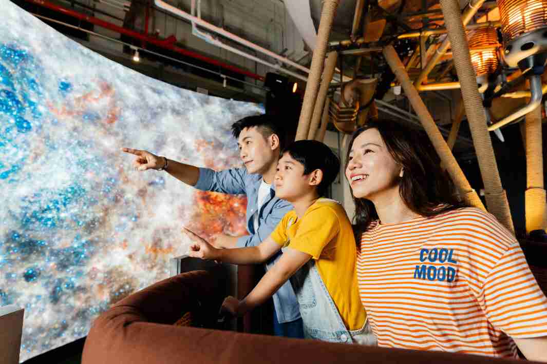 人生就是博打造全台最大宽6公尺、、高4公尺、、、、唯一搭载LED弧形拼接显示屏的动感飞行船，，，，让乘客驻足在热气球上，，，，享受身历其境的伪出国旅游乐趣