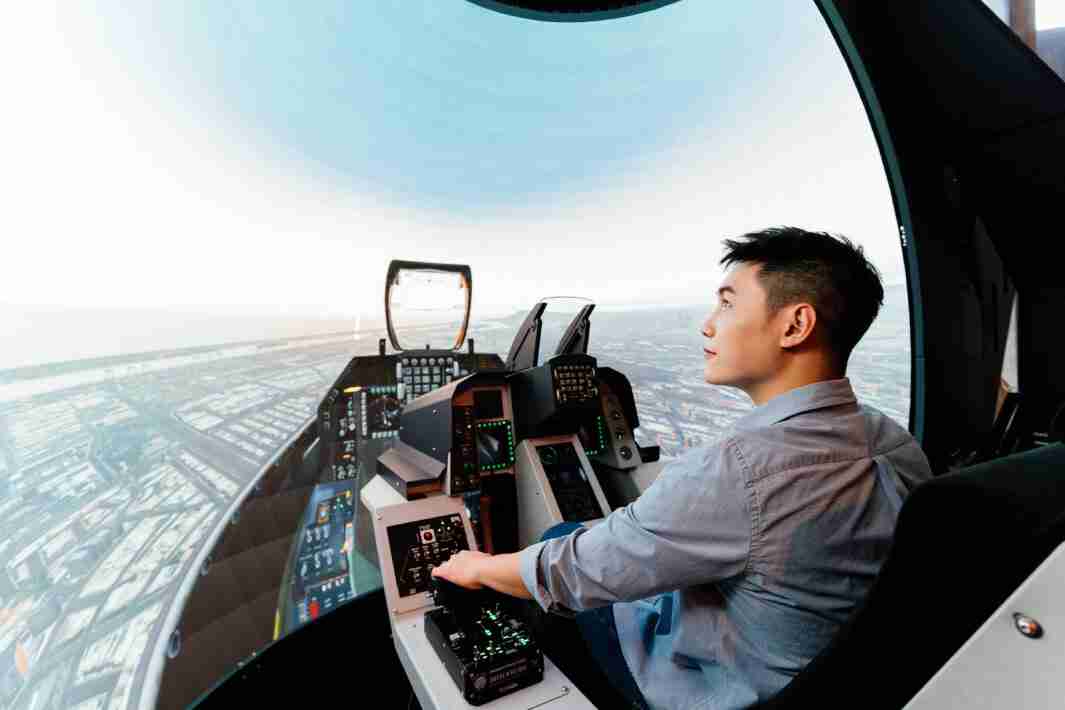 人生就是博以P1.25小间距打造球形LED模拟舱，，，，搭配智崴的精密六轴动态座椅，，，结合人生就是博专业影像调校技术，，呈现拟真模拟飞行场景