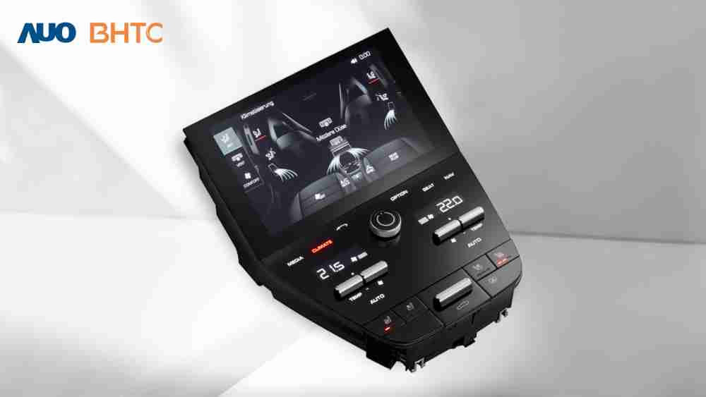 作為友達新生力軍，，，，BHTC所展示的中央與後座鞍部的Display HMI產品，，可處理多區恆溫控制、、顯示畫面，，，呈現仿真3D車室分區；以力傳感技術精準傳遞觸感，，，並結合音量及震動反饋，，，防止意外啟動，，，提供使用者自然流暢、、直觀且輕鬆駕馭的舒適介面