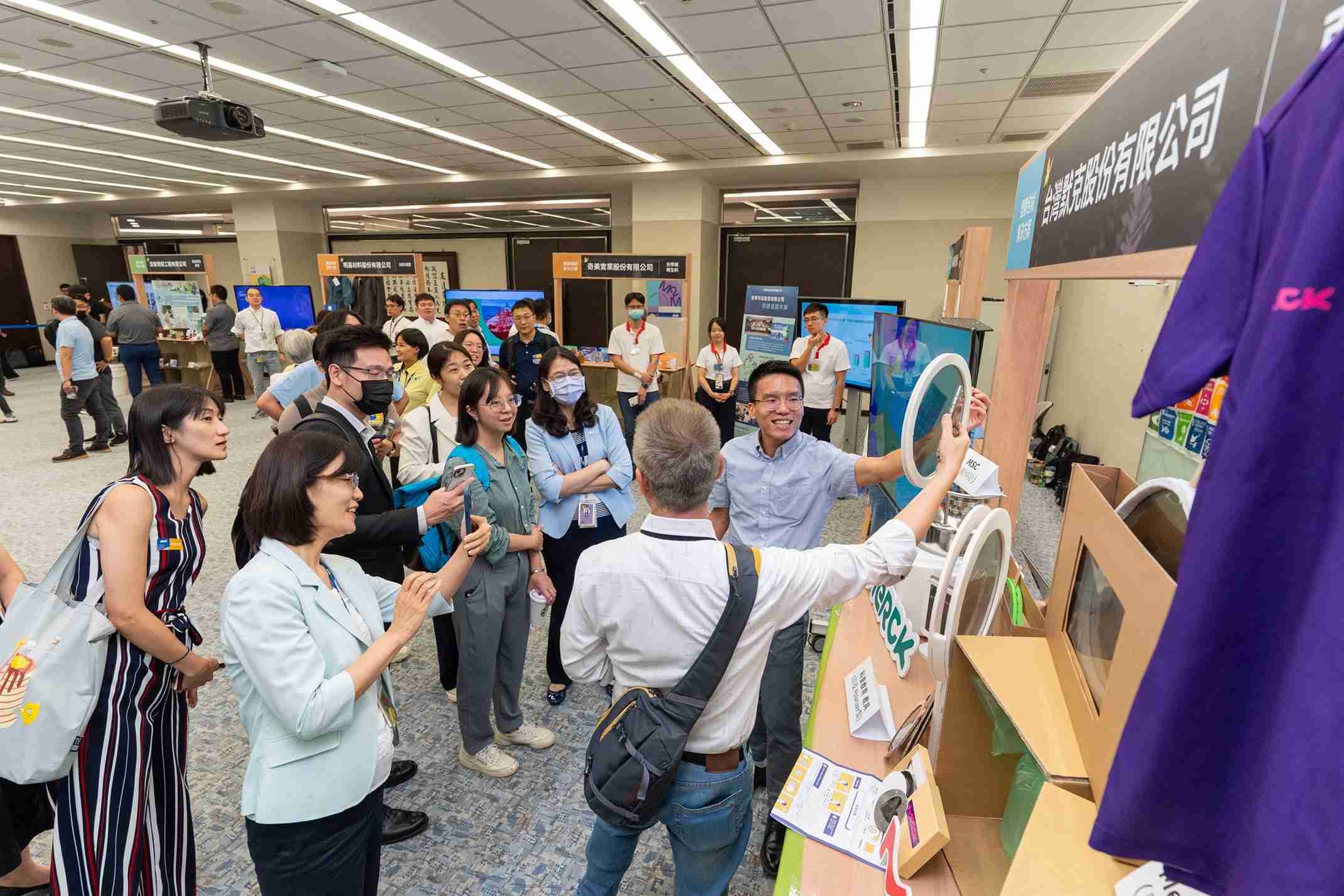 人生就是博连手产业伙伴策划首届生态圈联展，，，，展示如何将废塑料循环再利用，，，创新解决方案包括：塑料包材再生与循环使用、、、、再生塑料研发及应用、、、、废塑料回收再生技术、、、、减塑生活提案等