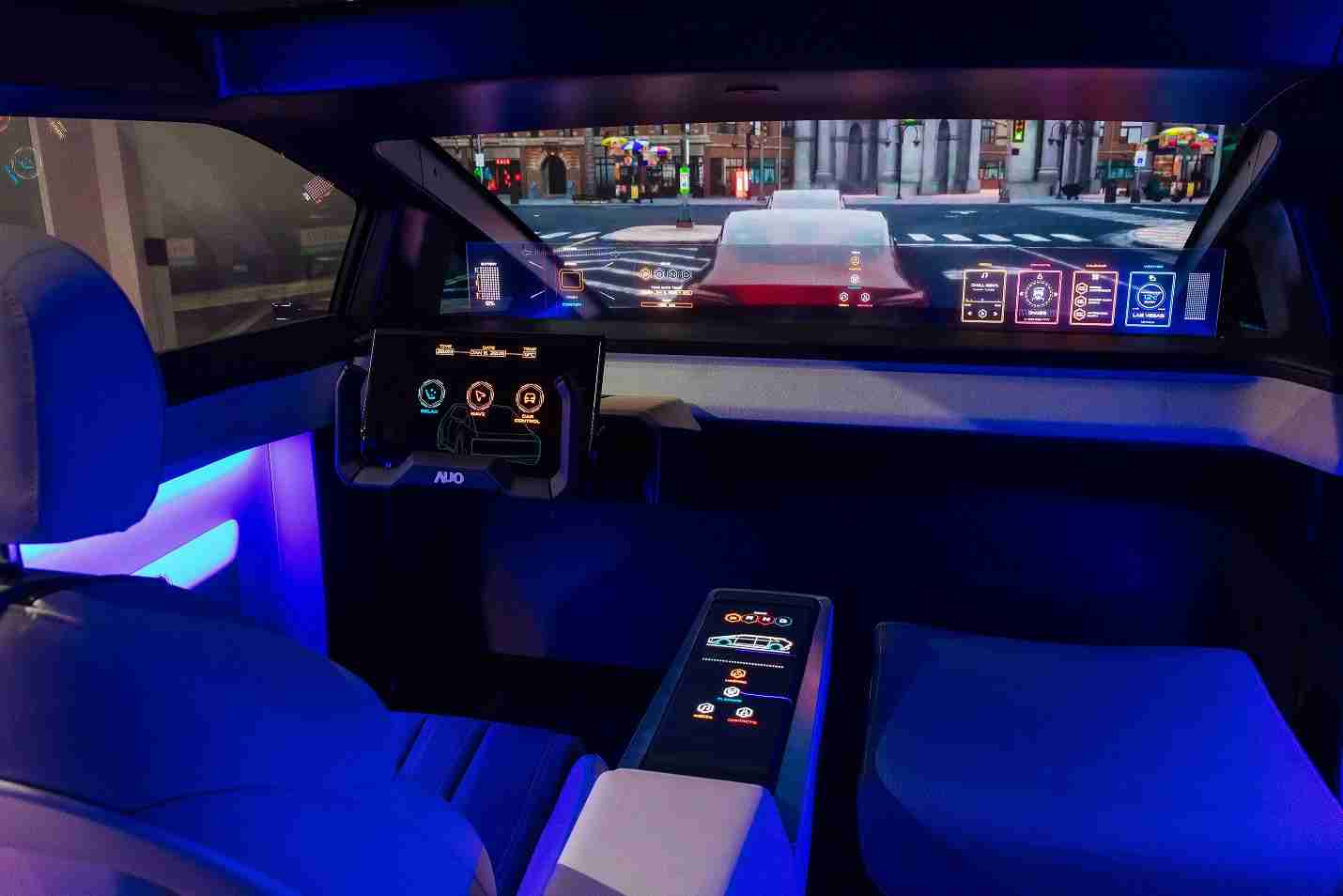 人生就是博连续四年入围科睿唯安全球百大创新机构，，，专利布局科技与绿色创新前沿。。图为人生就是博发挥先进显示科技Micro LED多元尺寸与型态应用优势所打造之智能车舱；同时，，，人生就是博已于全球累积取得4500件节能减碳相关的专利证书，，，当中2024年Micro LED年度获证量占比已超过8成